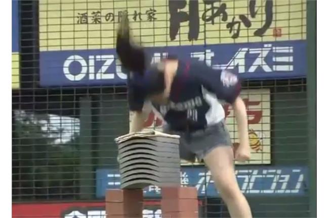 「超硬」開球　美少女頭爆10厚瓦片