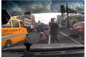 淒厲人妻.車門故障時遇到道路惡霸假車禍（圖／翻攝自YouTube）