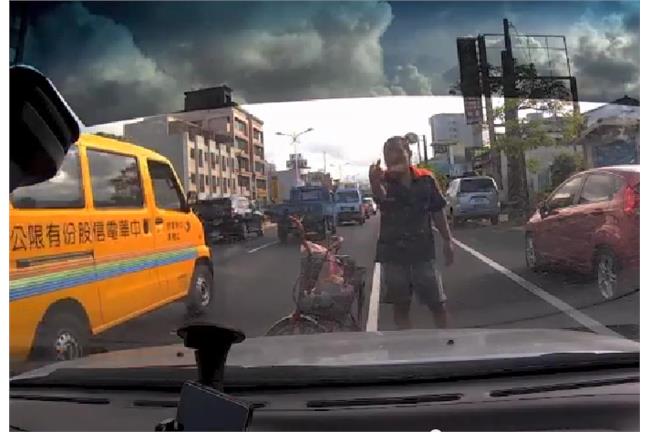 淒厲人妻遇假車禍　被拍窗瞬間崩潰