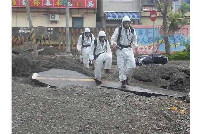 國軍全力協助！化學兵深入爆坑偵測