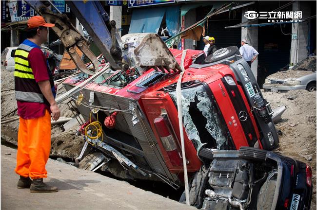 非受災戶領物資？電信業送手機被扣留