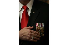 新鮮人，去小公司學做事，到大公司當人才。