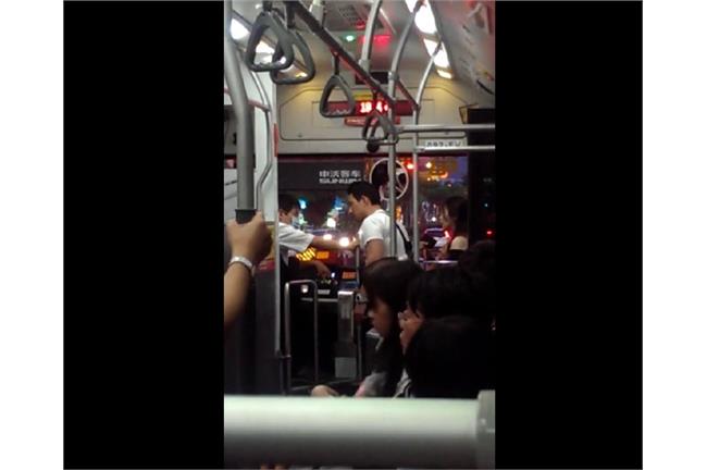 疑推打司機惹眾怒　鄉民起底外籍男