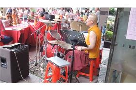 最搖滾師父！影片曝光　網路瘋狂轉載(YOUTUBE)