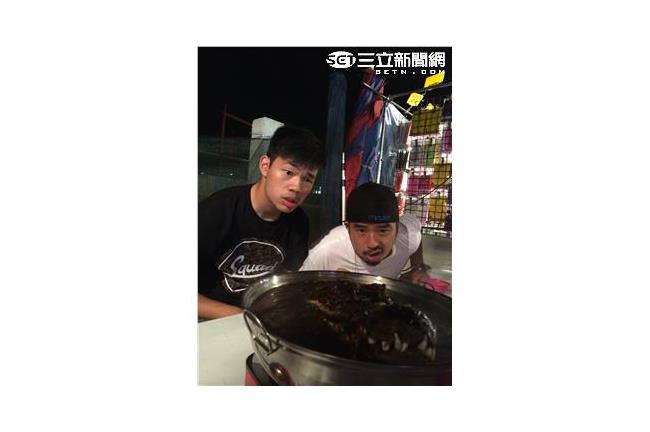 藥燉鱷魚頭　阿達、小蝦吃得津津有味