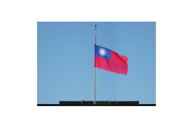 降半旗：「旗身橫長二分之一」