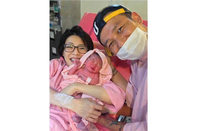 徐小可生了！順利產獅子女「白花油」