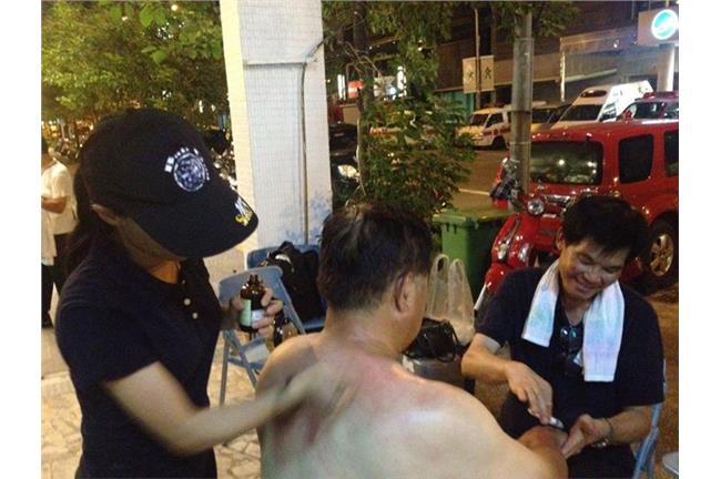 打火弟兄搜救累癱了　網友直呼好不捨