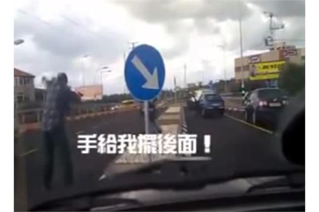 找碴踢鐵板　車主掏槍屁孩嚇到腿軟