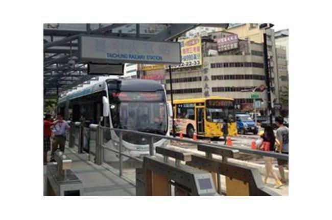 新／與轎車擦撞　BRT再釀車禍意外