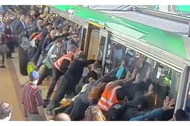 團結力量大！乘客齊推車救腳卡地鐵男
