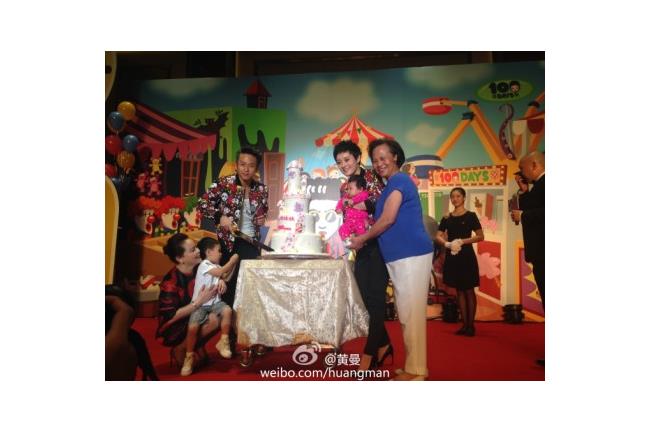 一家四口曬幸福　鄧超突吻孫儷腳背