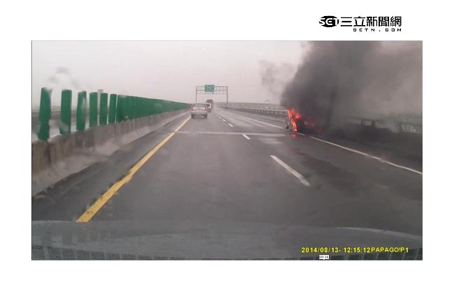 燒的精光！88快速道路驚見火燒車