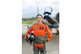 台灣第2位完成戰鬥機訓練的女飛官謝蕓挺中尉（圖／翻攝青年日報臉書）