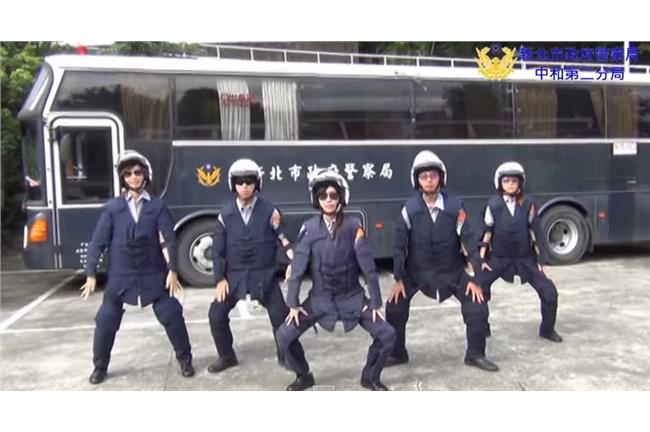 警版「安全帽舞」　宣導影片超有梗！