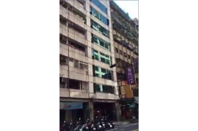 警消才剛到　男子毫不猶豫一躍而下