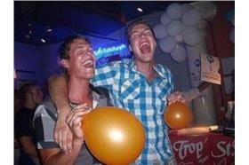 英吸笑氣助興17人猝死　「奶油槍」貨源才自台灣（網路未寫名稱）