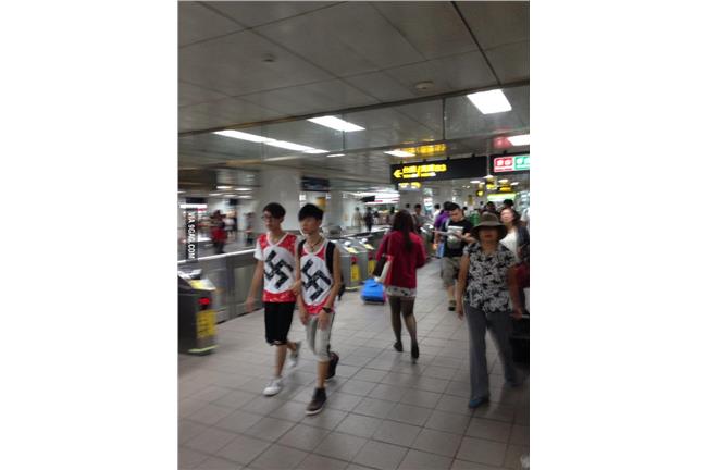 台灣人穿納粹T在國外網站被罵翻！