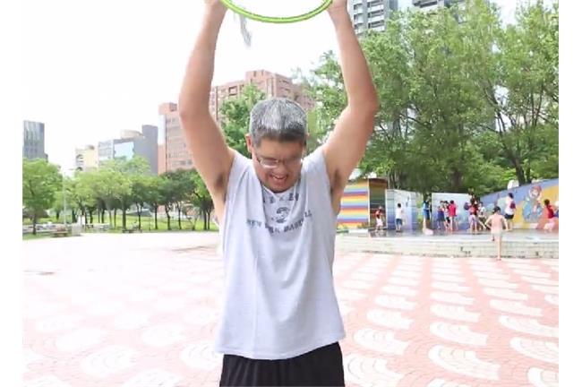 冰桶大挑戰遭點名　連勝文「濕身」了