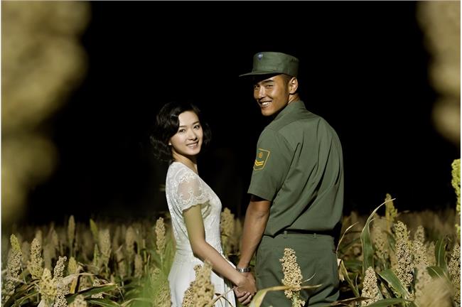 阮經天牽萬茜夜跑高粱田直呼：差點吐