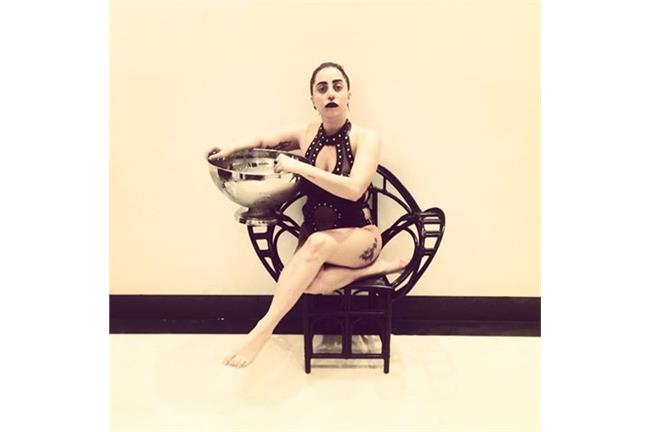 濕身了！女神卡卡響應漸凍人冰桶募款