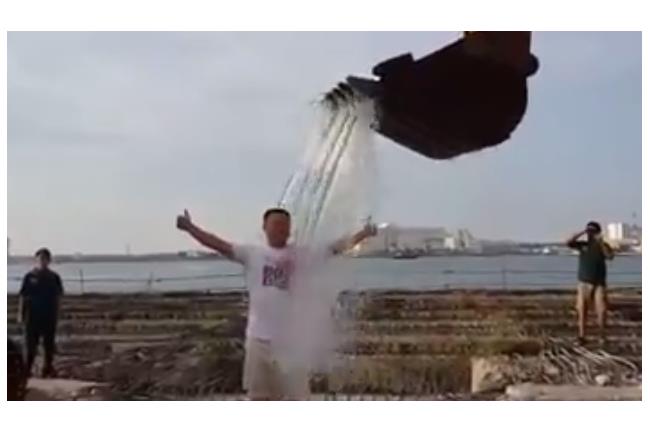 怪手幫「濕身」　最霸氣冰桶挑戰！