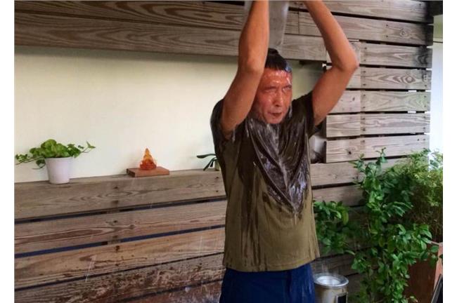 漸凍人家屬鈕承澤淋冰水：謝謝詹宏志