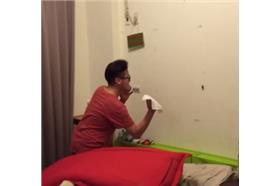 蟑螂哥,抓蟑螂,蟑螂,蟑螂哥高歌一曲(YouTube截圖)