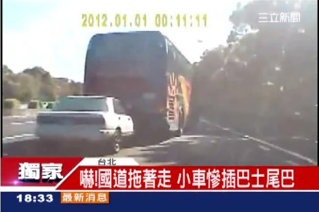 獨／這什麼情形？小車後面硬上客運