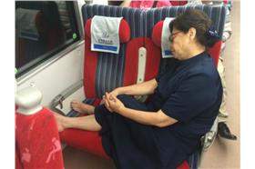 慈濟,師姐,婦人,光腳丫,佔位,普悠瑪(網友Hsing Hao Liu臉書)