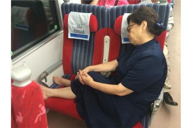 慈濟師姐累了！搭普悠瑪光腳占位挨轟