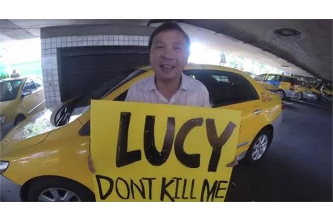 我會講英語！　運將拍片要露西別殺人