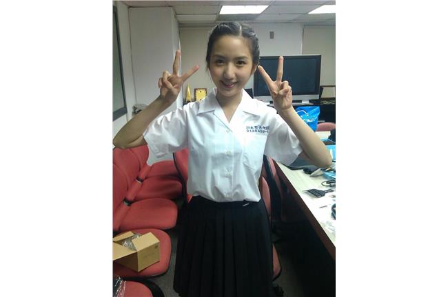 制服正妹小林依晨讓你重溫校園時光！