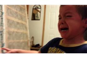 小男孩崩潰爸爸偷走我的耳朵／youtube