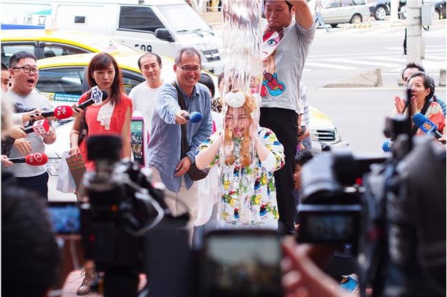 張小燕加碼自己倒冰桶　喊漸凍人加油