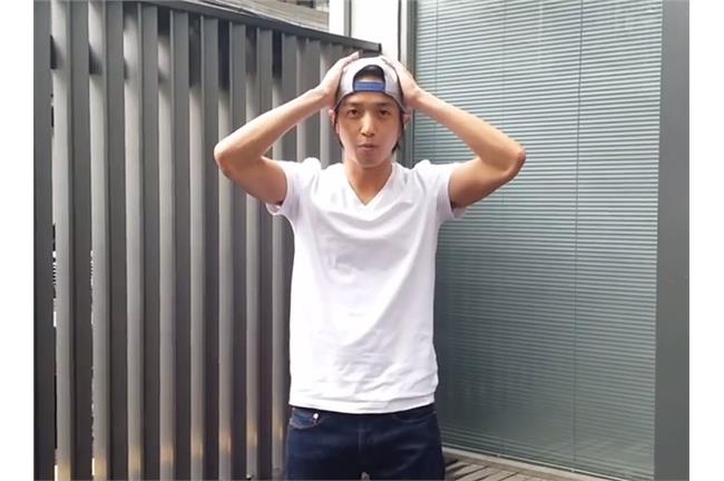 鄭容和挑戰大冰桶！白T微露性感胸肌