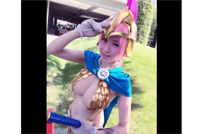 正妹「蕾貝卡」爆乳鎧甲　好「胸」！