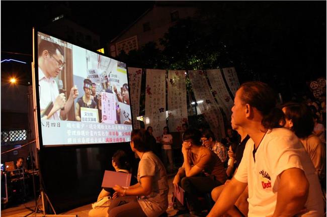 200人比中指　淚送妓權運動先驅