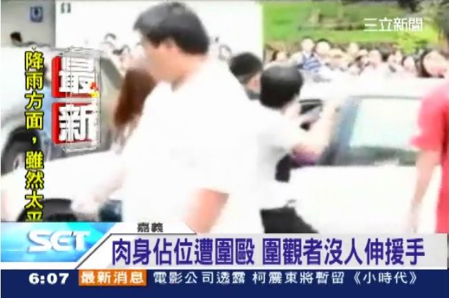 老婆「肉身佔車位」　駕駛遭8人圍毆