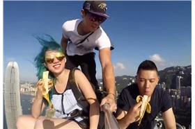 3人爬上香港大樓吃香蕉_youtube