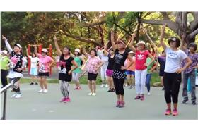 跟著媽媽一起跳　社區大媽跳張惠妹新歌超可愛／擷取自YouTube