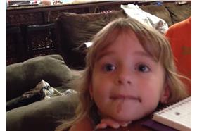 小女孩、偷吃、巧克力甜甜圈－圖／youtube