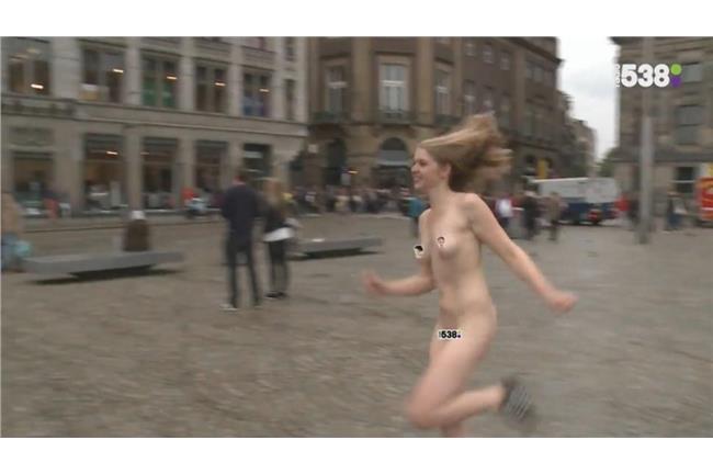 哇！正妹脫光挑戰冰桶　還裸奔跑廣場