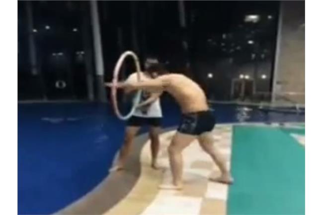PTT／爆笑！男魚躍呼拉圈竟變成…
