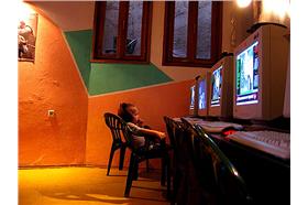 網咖（uros velickovic）