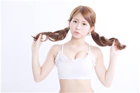 雞排妹嗆蔡正元：跟無腦小模一樣廢！（臉書）