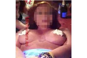 18歲少女為一瓶酒任15名男子舔胸／太陽報