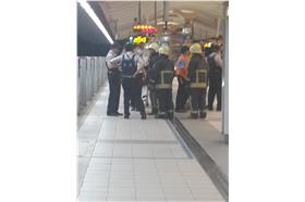 捷運劍潭站女子持刀／ｐｔｔ