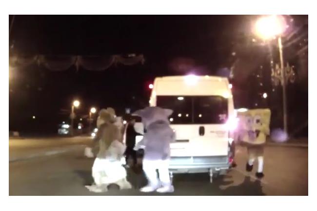 行車糾紛攔車　竟被海綿寶寶痛毆