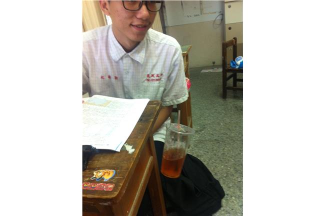 考生好辛苦！桌子都沒位置放飲料了…